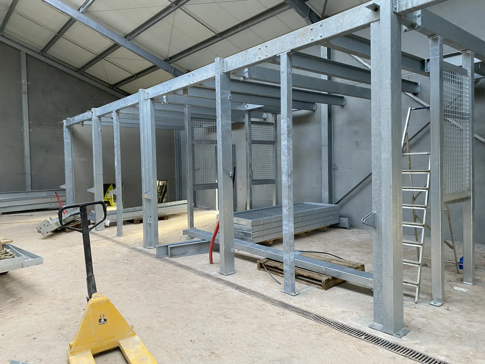 Structure métallique pour enclos de lions réalisée par Design Ferronnerie