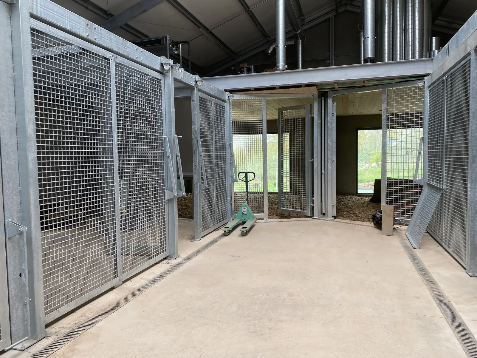 Structure métallique pour enclos de lions réalisée par Design Ferronnerie