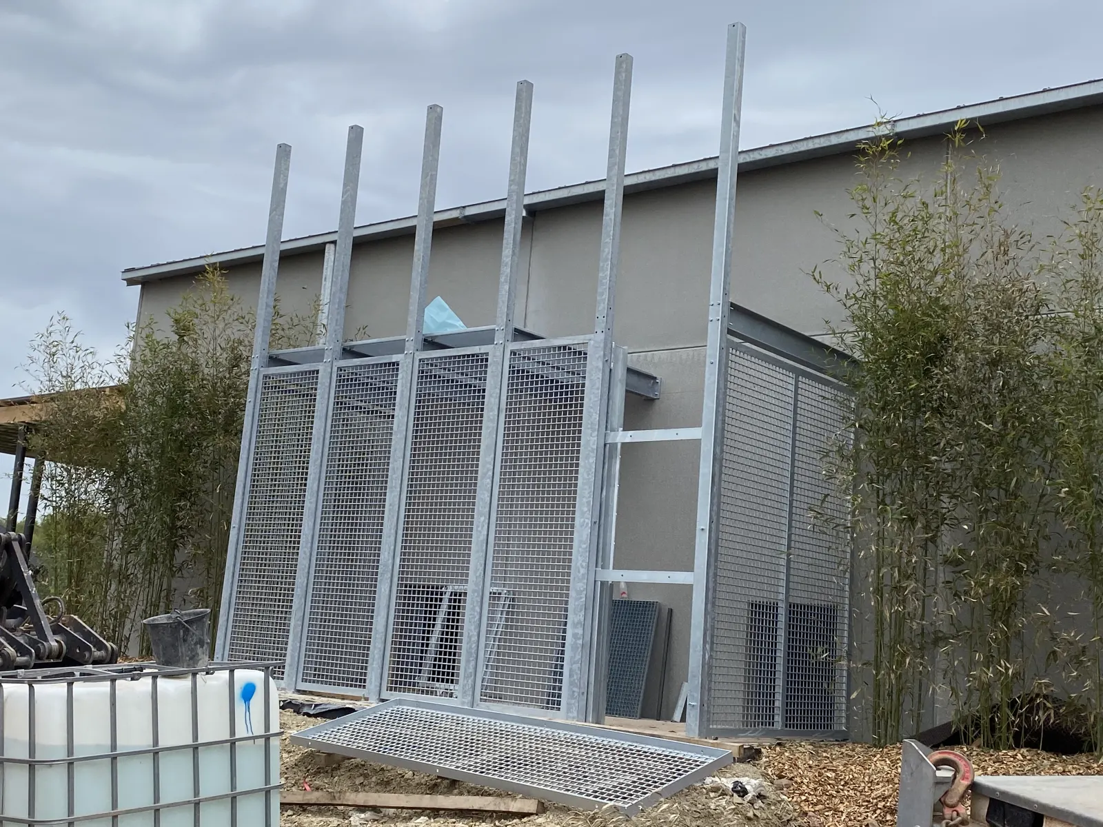 Structure métallique pour enclos de lions réalisée par Design Ferronnerie