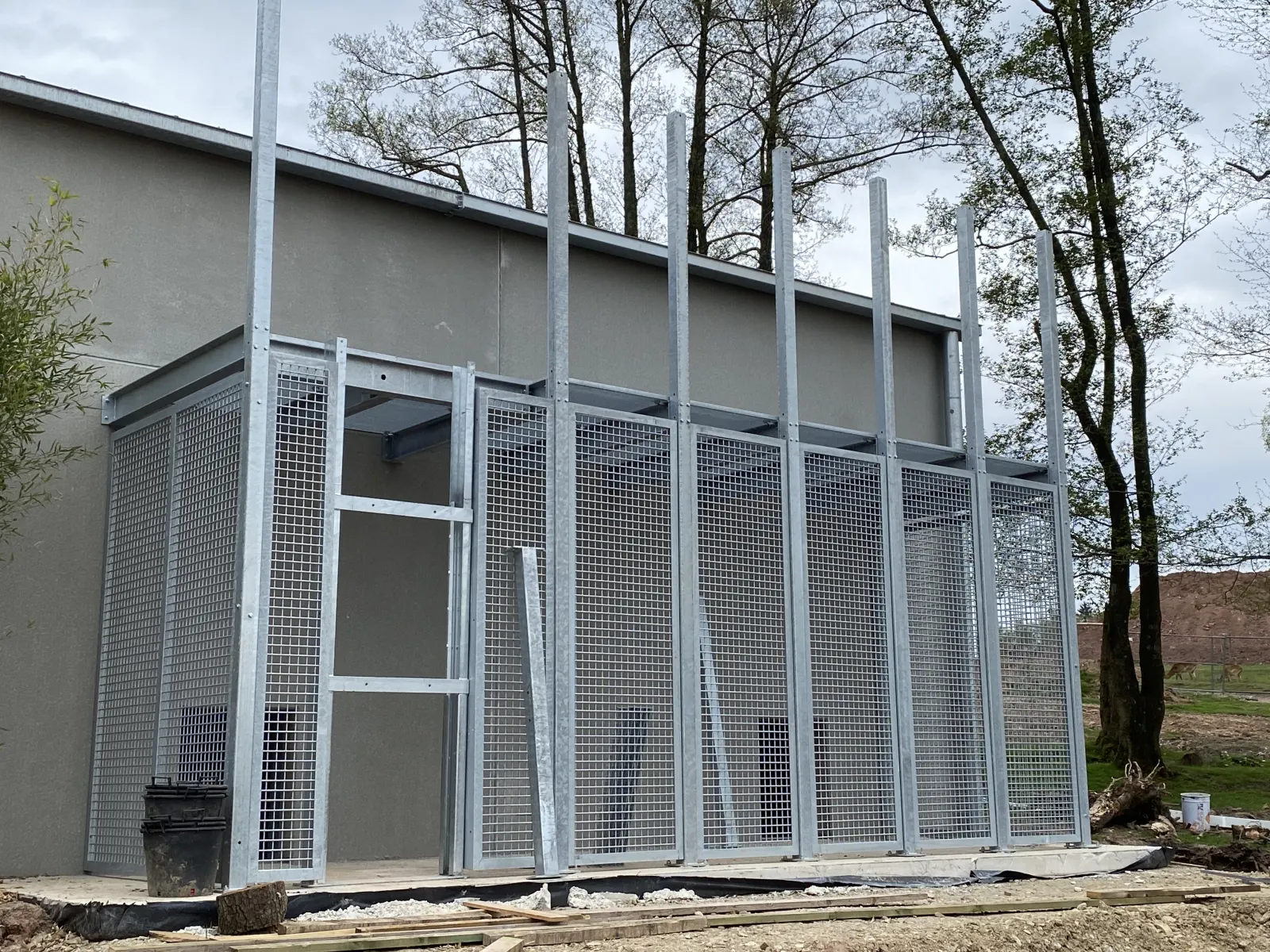 Structure métallique pour enclos de lions réalisée par Design Ferronnerie