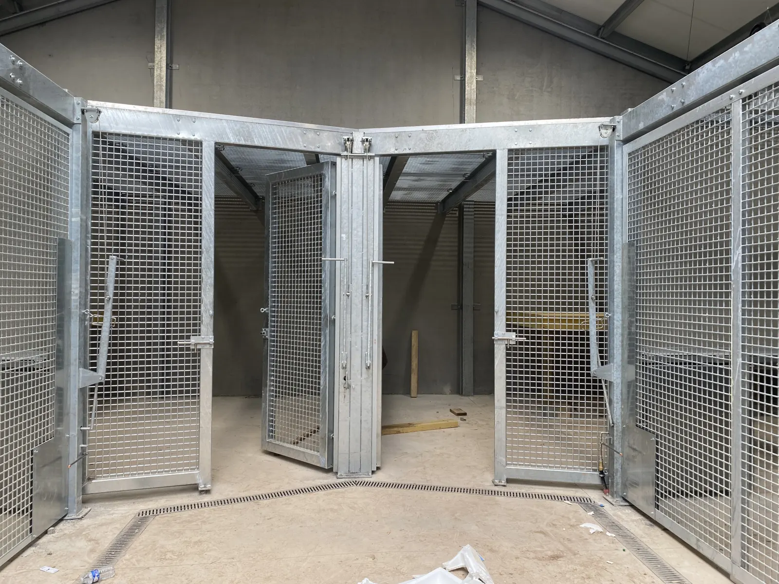 Structure métallique pour enclos de lions réalisée par Design Ferronnerie