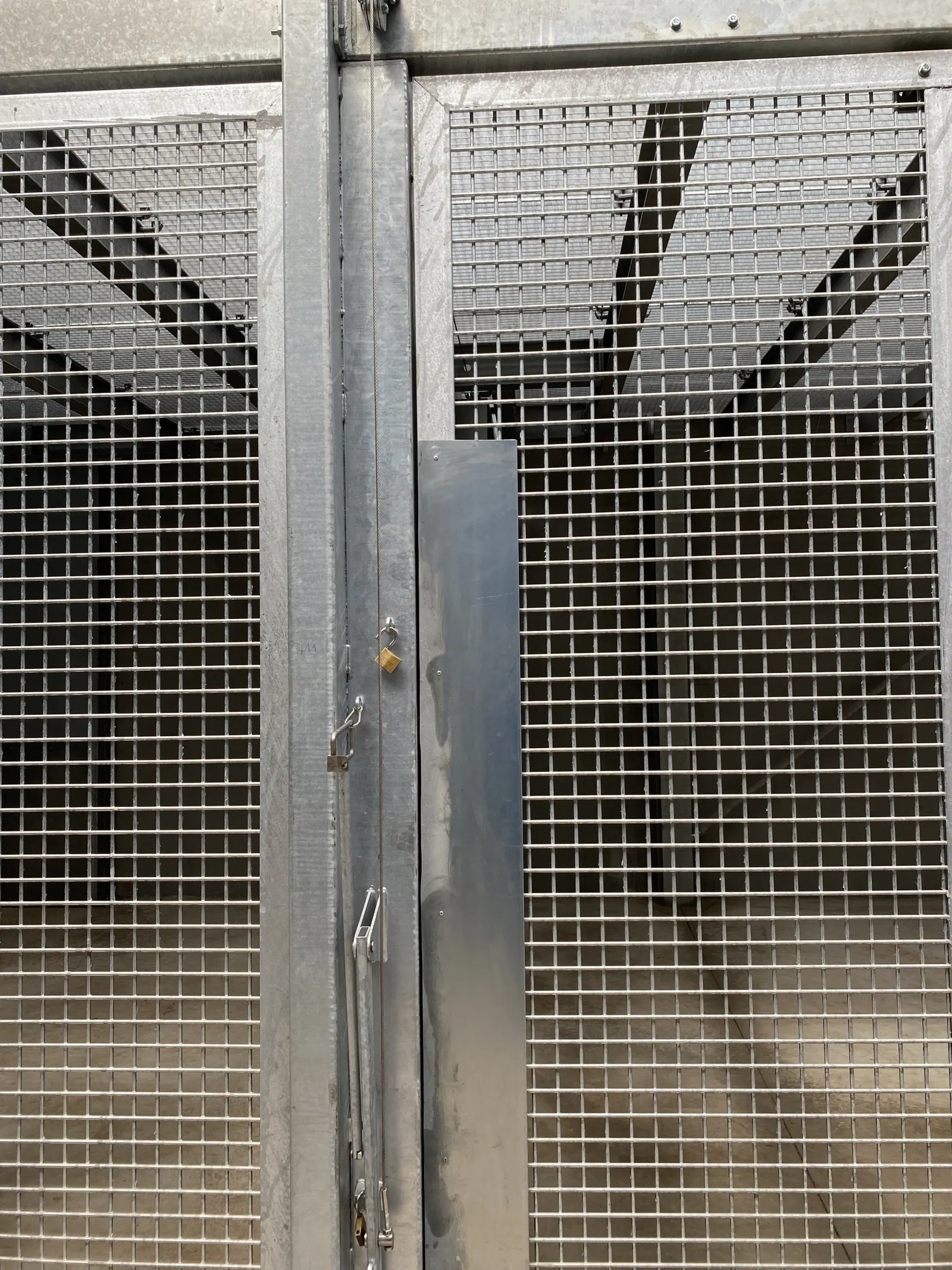 Structure métallique pour enclos de lions réalisée par Design Ferronnerie