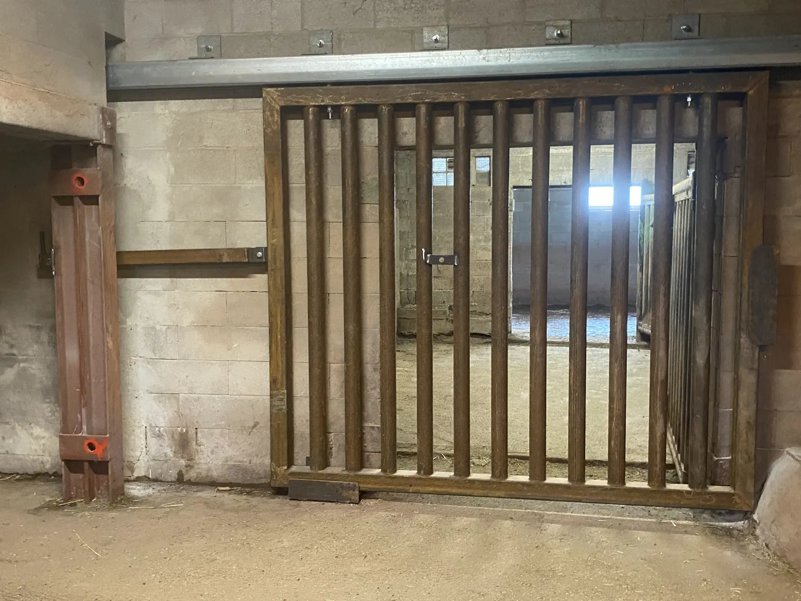Aménagement métallique pour rhinocéros réalisé par Design Ferronnerie