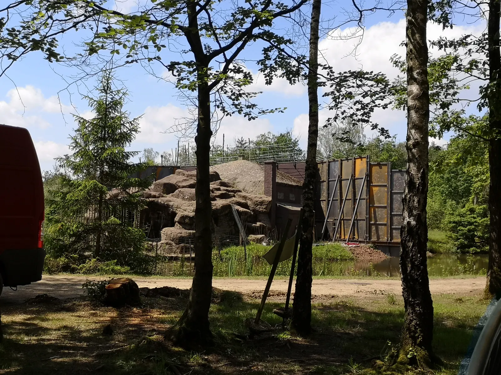 Mur et porte métallique pour singes réalisé par Design Ferronnerie