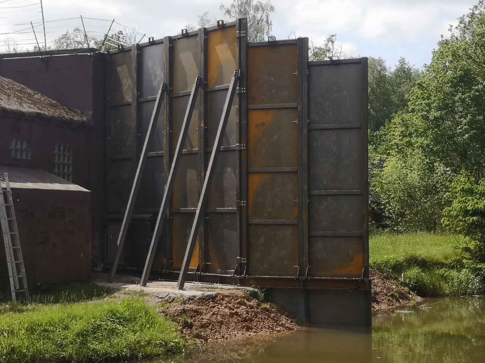 Mur et porte métallique pour singes réalisé par Design Ferronnerie