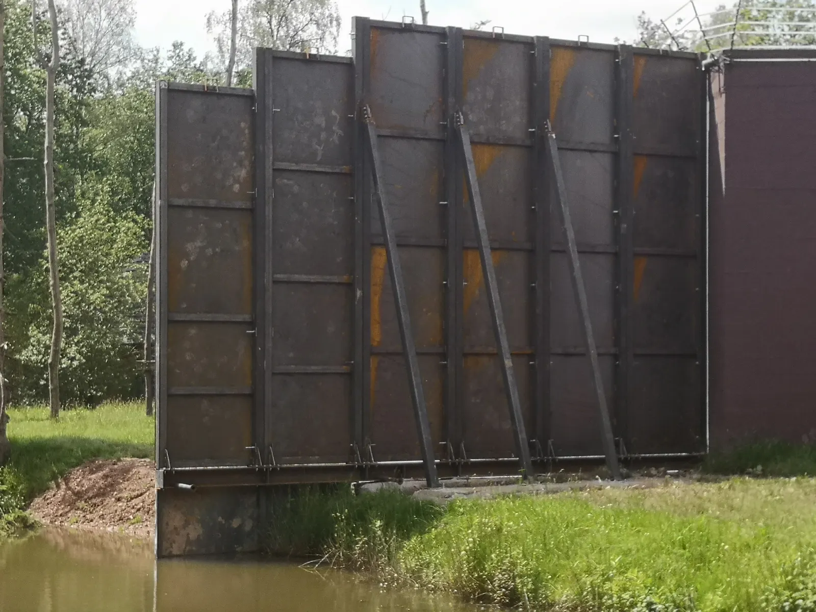 Mur et porte métallique pour singes réalisé par Design Ferronnerie