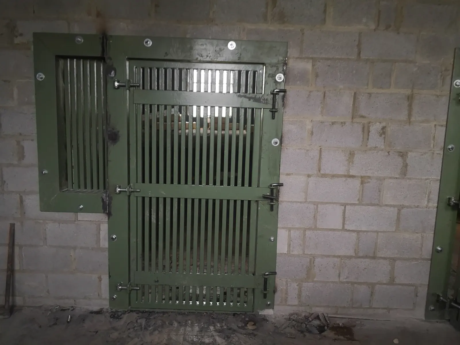 Mur et porte métallique pour singes réalisé par Design Ferronnerie