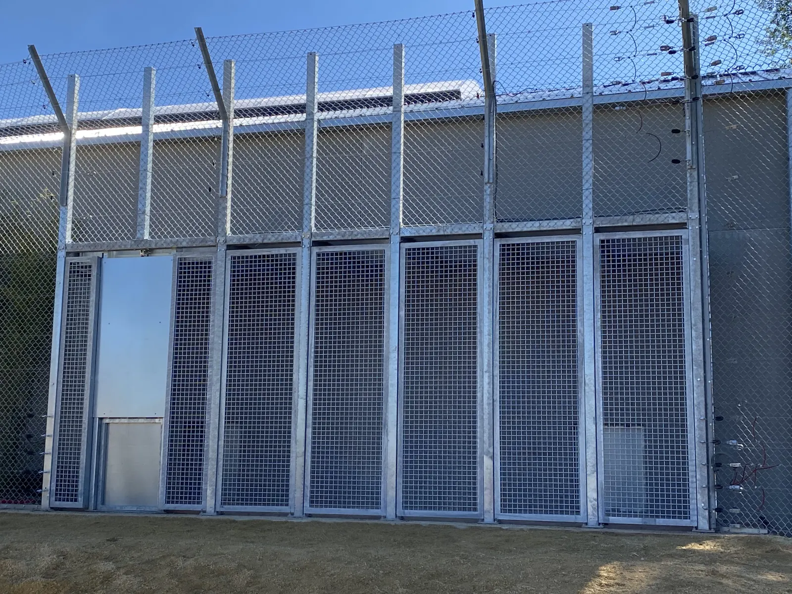Trappe métallique pour parc animalier réalisée par Design Ferronnerie