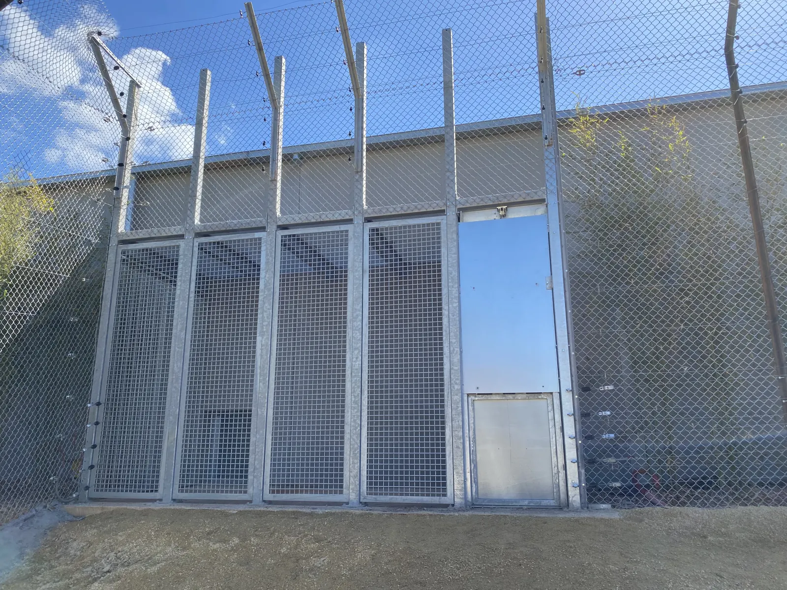 Trappe métallique pour parc animalier réalisée par Design Ferronnerie