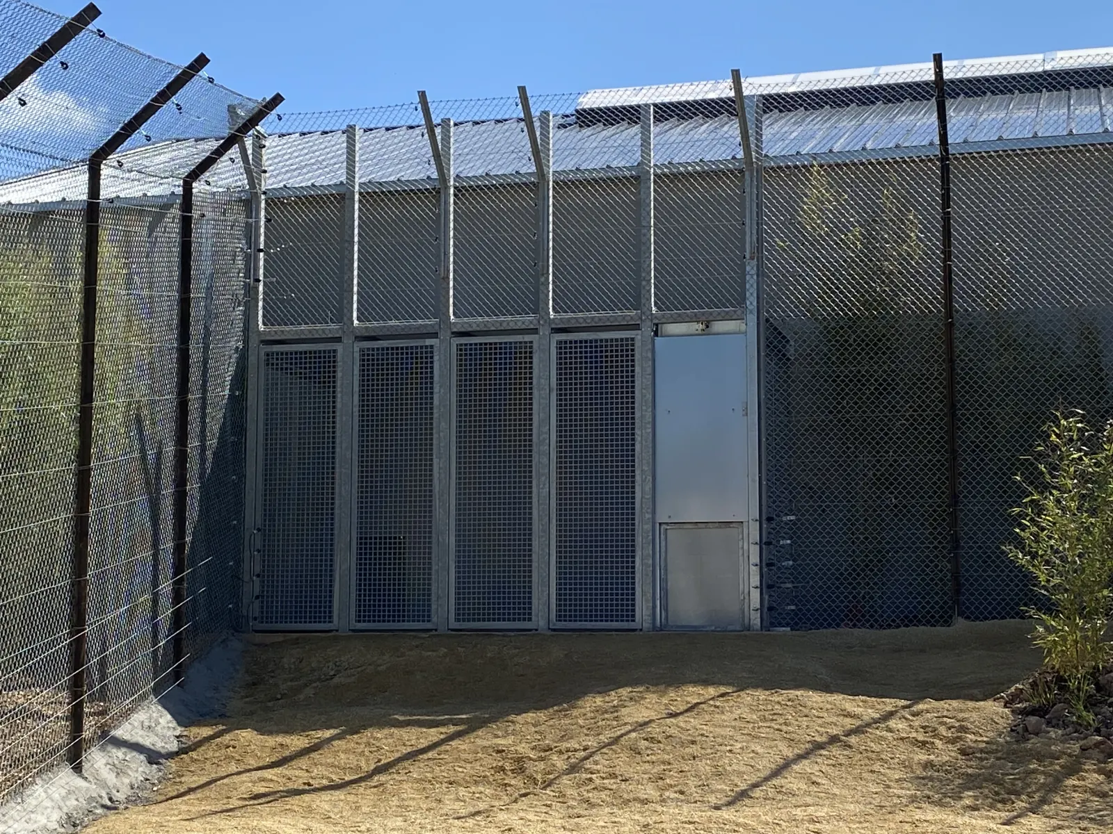 Trappe métallique pour parc animalier réalisée par Design Ferronnerie