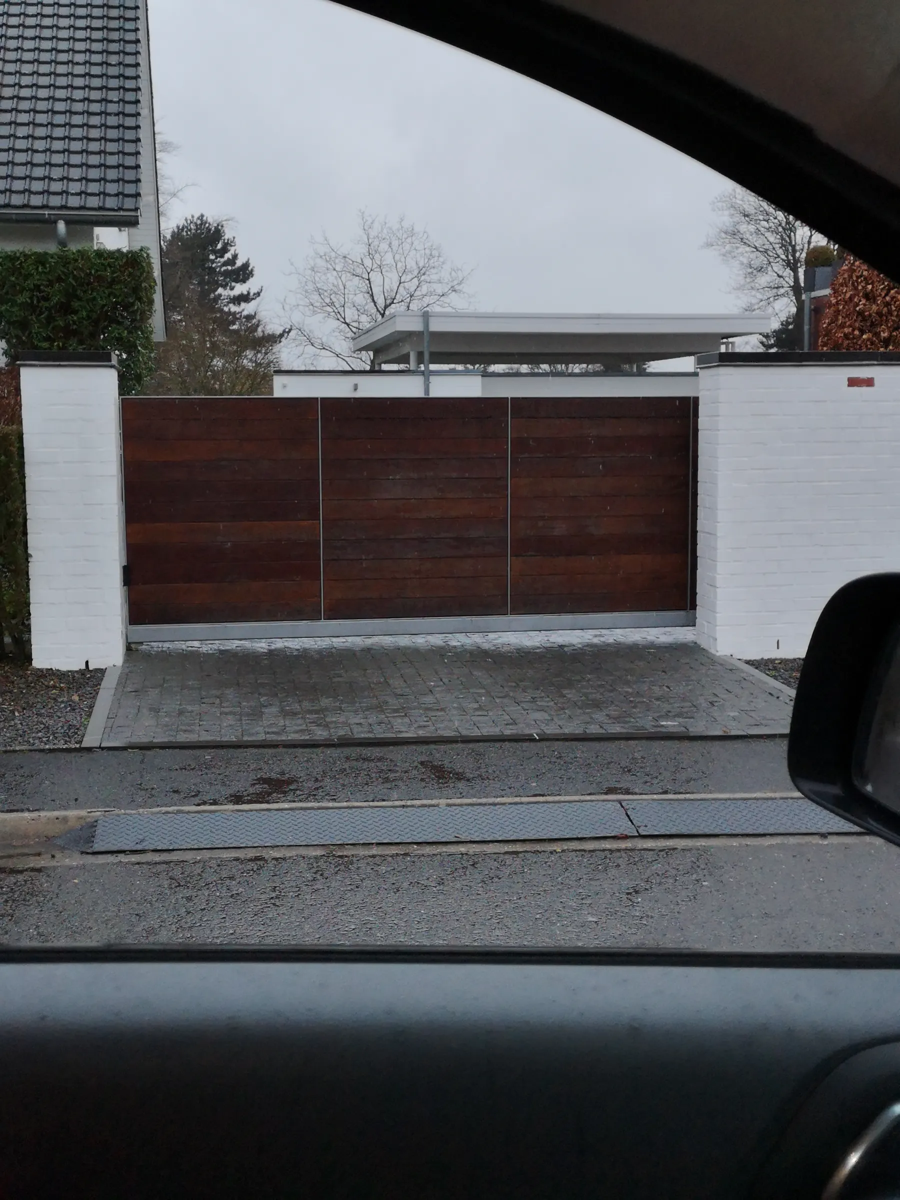 Barrière métallique associant tôle et bois pour extérieur