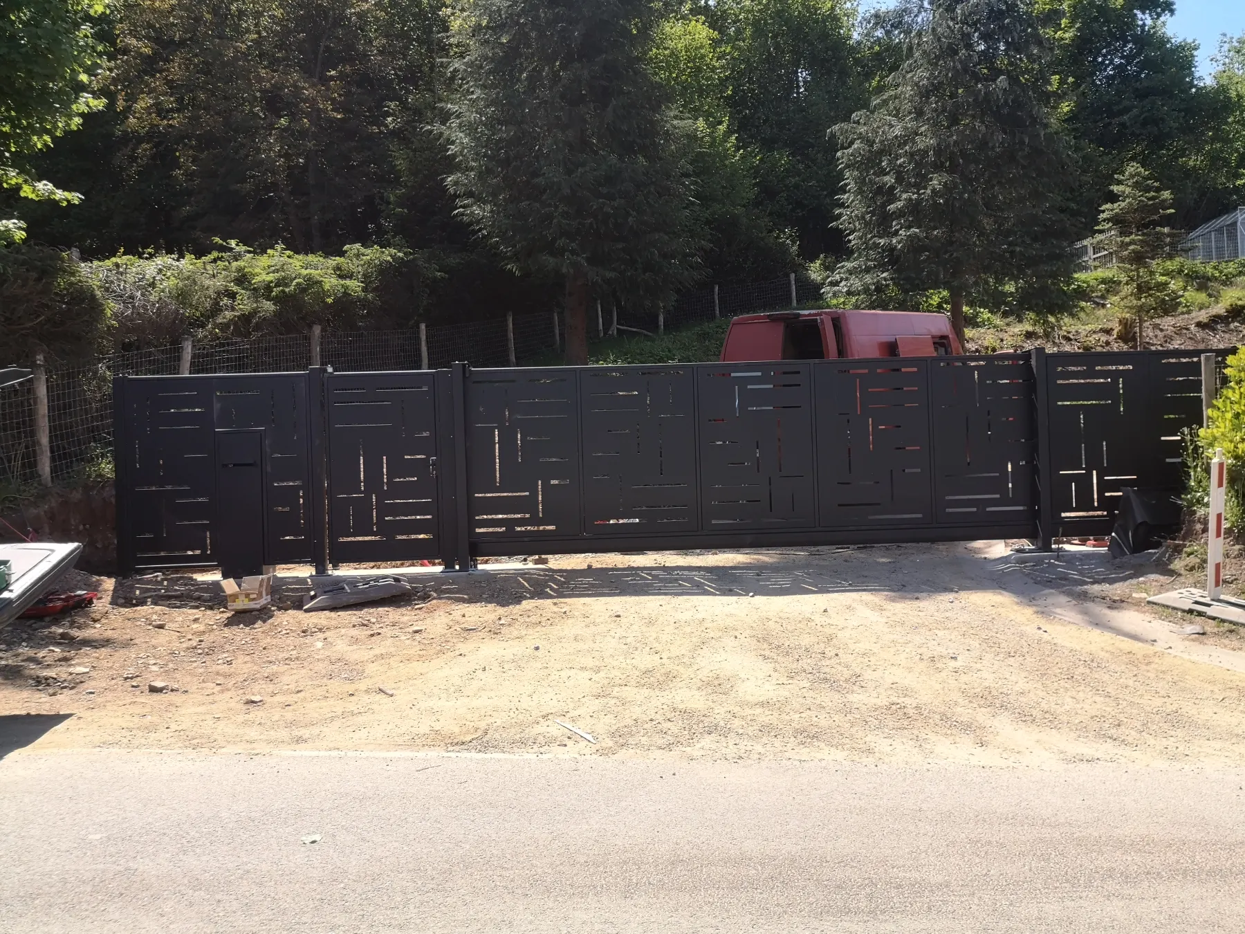 Barrière coulissante métallique réalisée sur mesure