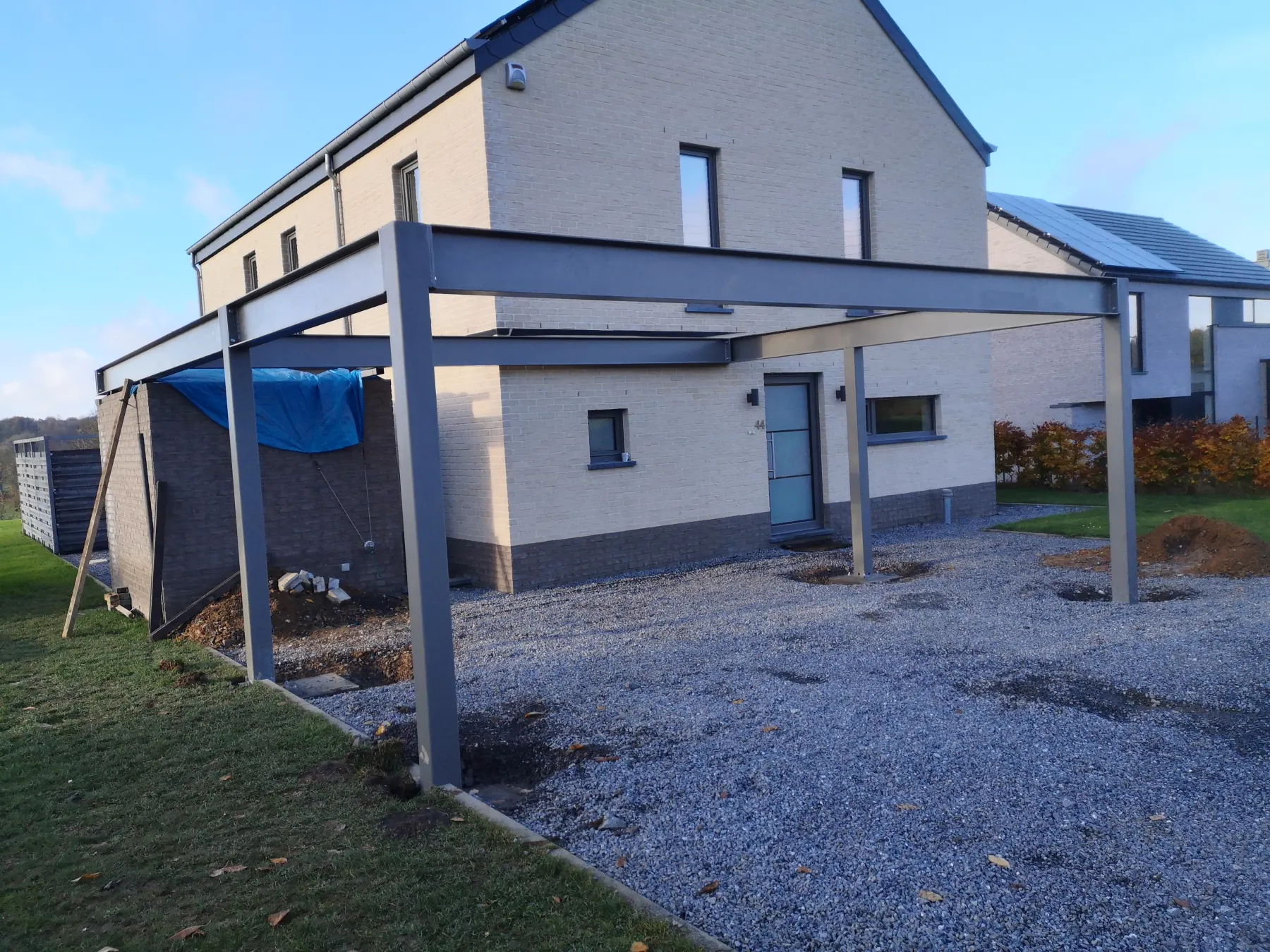 Carport métallique sur mesure conçu par Design Ferronnerie