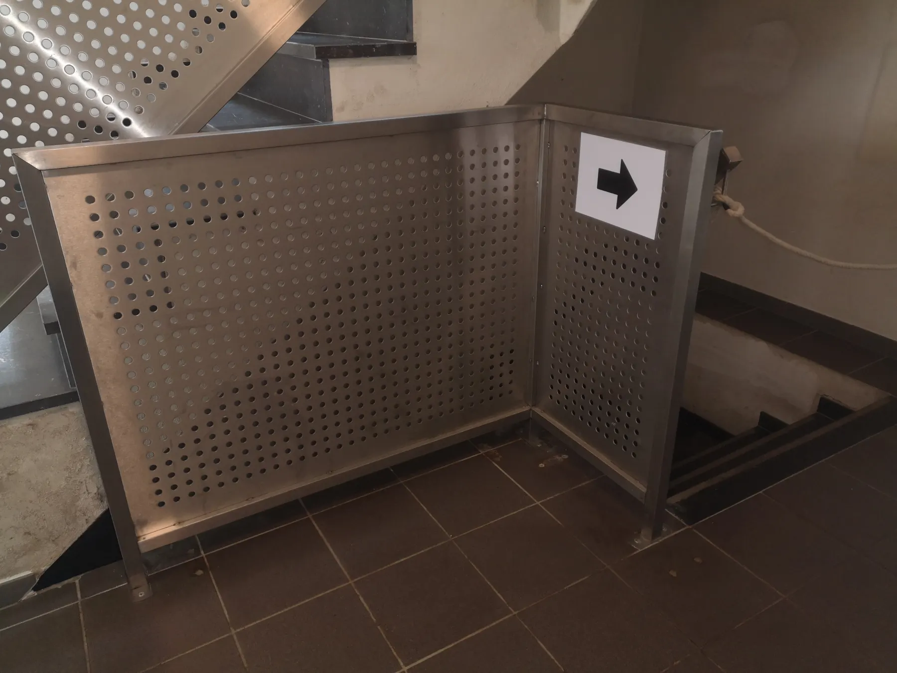 Garde-corps inox en tôle perforée fabriqué par Design Ferronnerie