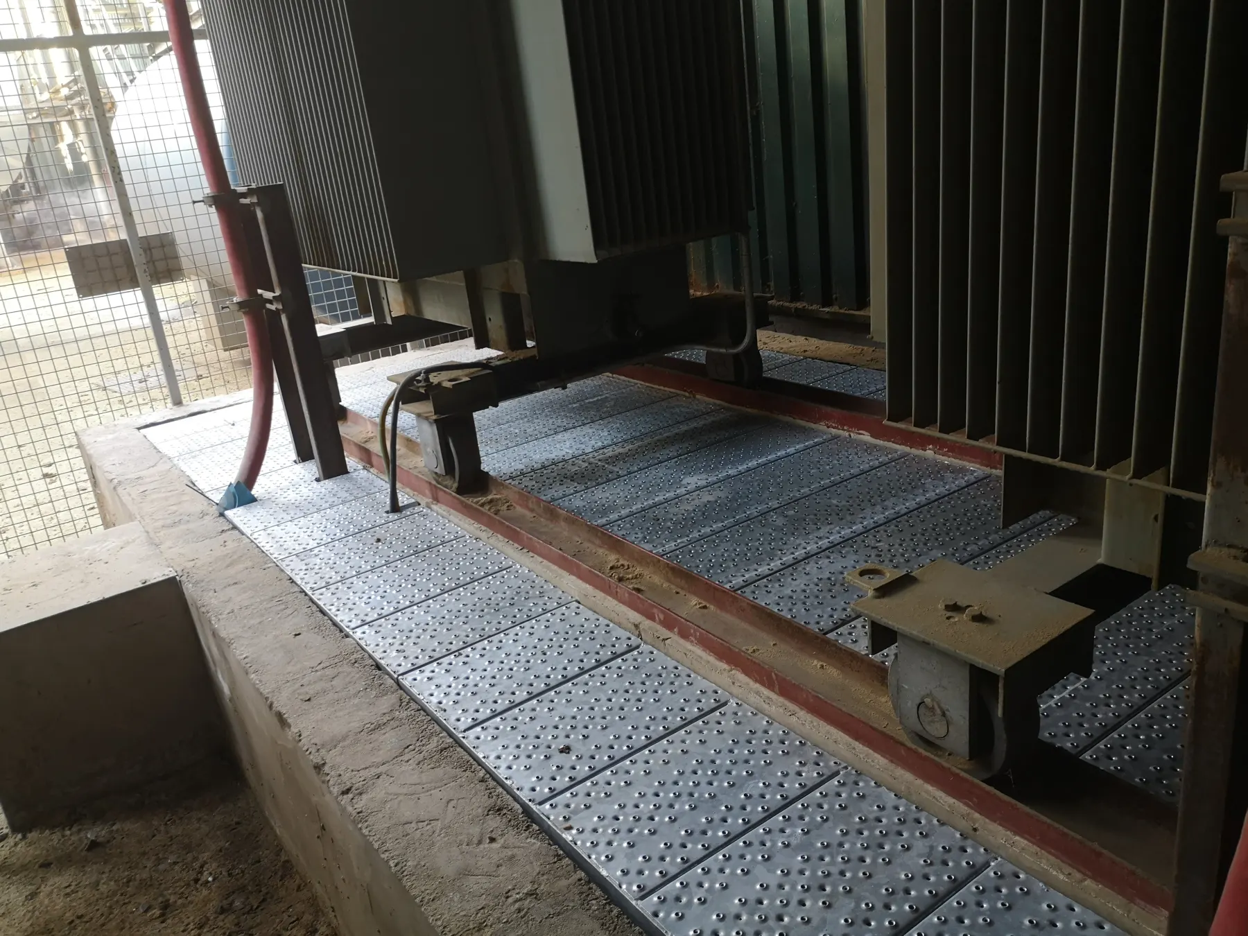 Plancher métallique industriel antidérapant réalisé sur mesure