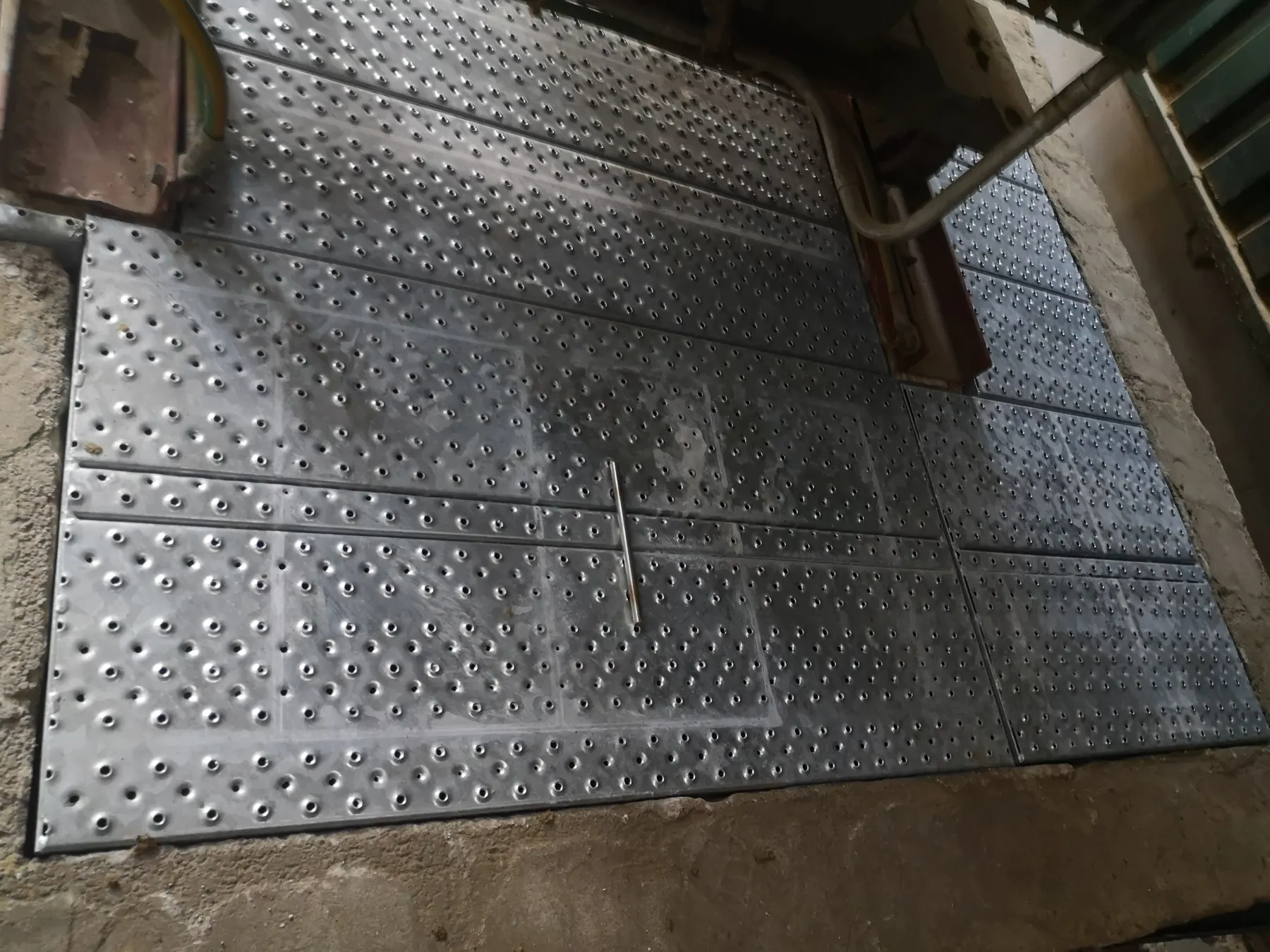 Détail de plancher et profil métallique industriel