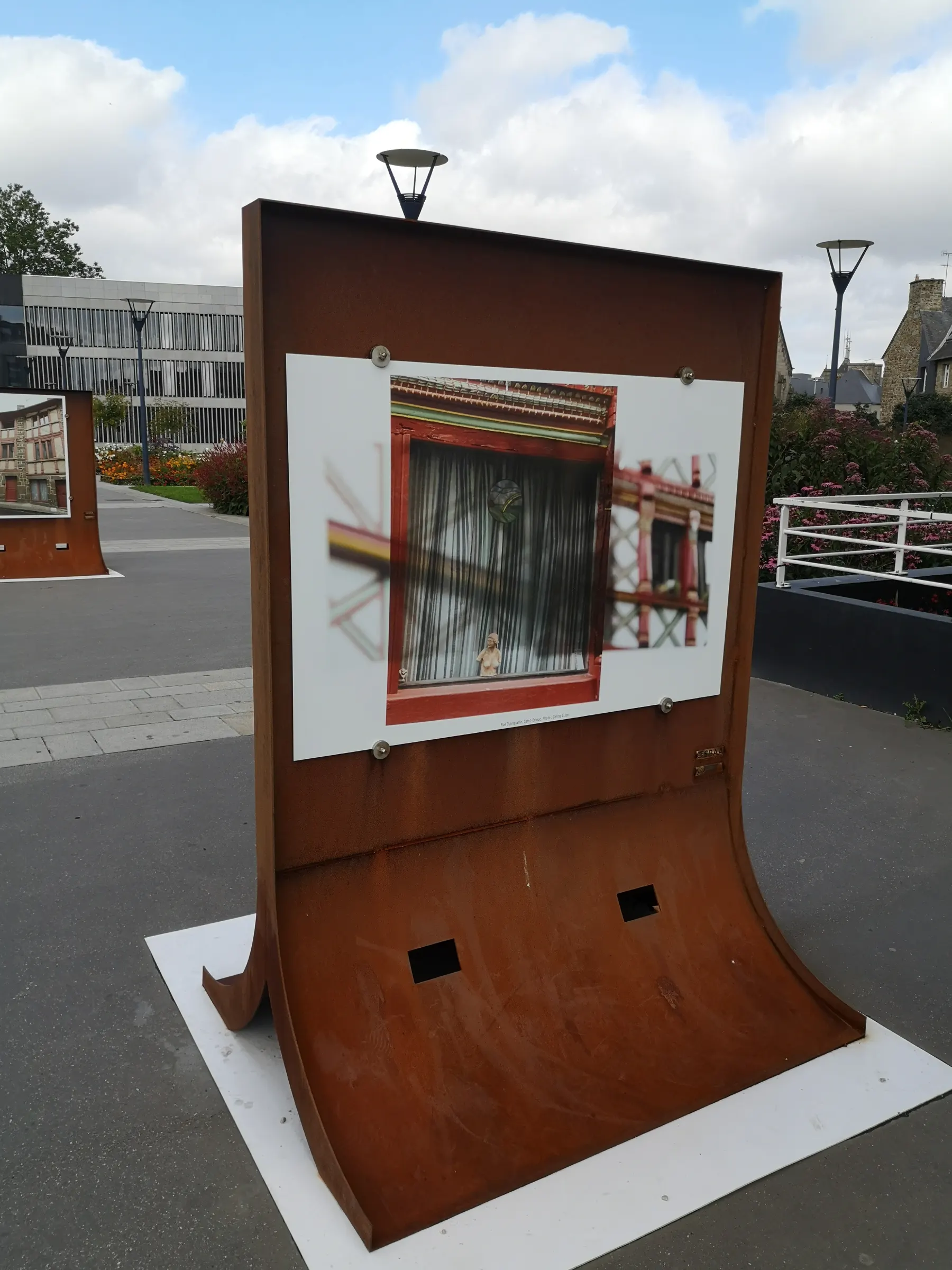 Panneau publicitaire en acier corten réalisé sur mesure