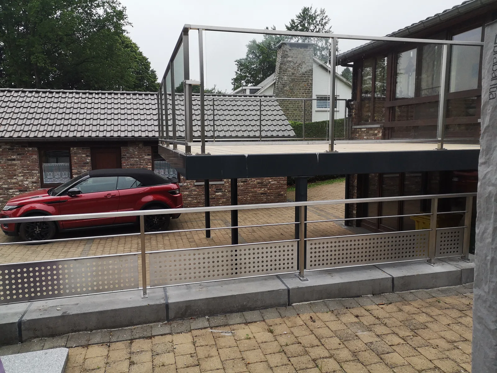 Détail de terrasse métallique avec garde-corps vitré en Wallonie
